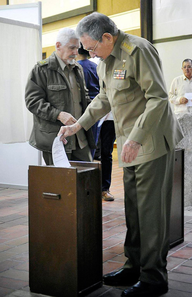 Raúl Castro votando por los dos nuevos miembros del Consejo de Estado