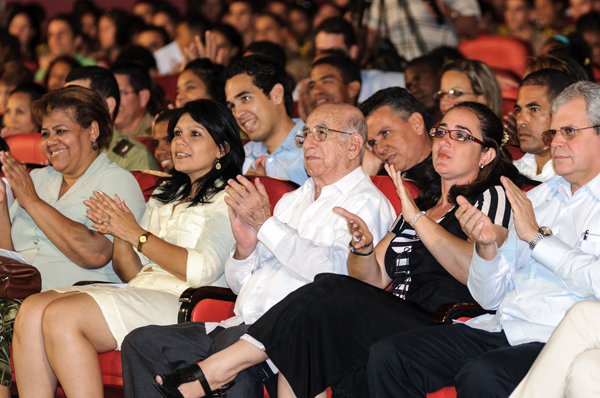 Gala en el teatro Lázaro Peña