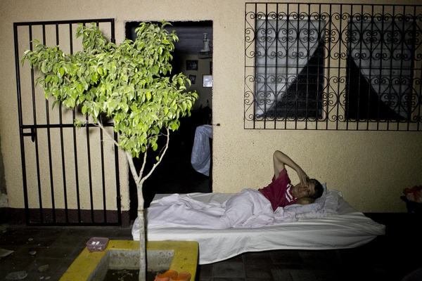 Los nicaragüenses pasan las noches fuera de sus casas por temor a nuevas sacudidas