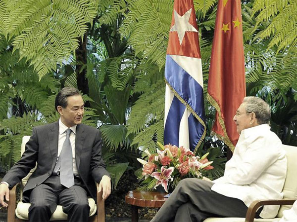 Presidente cubano Raúl Castro y canciller chino Wang Yi