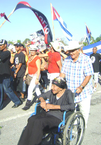Desfile por el Día Internacional de los Trabajadores en Las Tunas