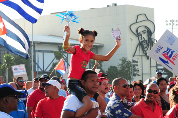Desfile por el Día Internacional de los Trabajadores en Santiago de Cuba