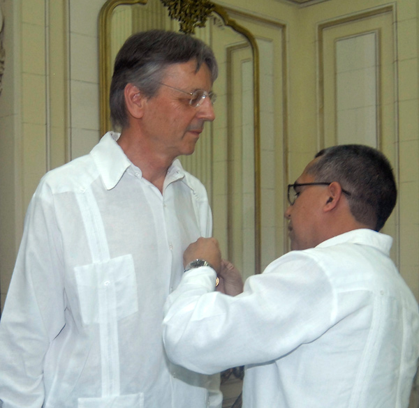 Marcelino Medina impuso la Medalla de la Amistad al señor Herman van Hooff