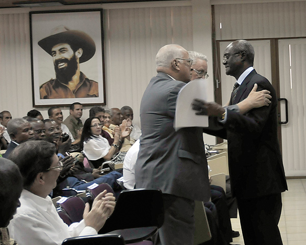 El Embajador del Congo saluda a Ricardo Cabrisas 