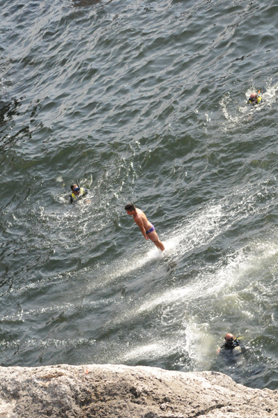 Clavado espectacular en el Torneo Red Bull Cliff Diving 2014