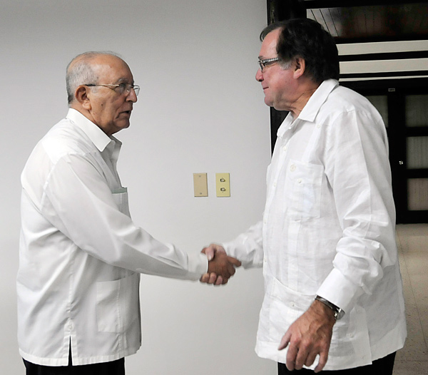 Ulises Rosales del Toro junto al Sr. Murray Stuart McCully