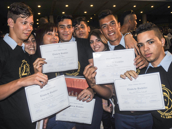 Estudiantes graduados de la Lenin