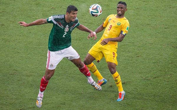 México lucha por el balón contra Camerún