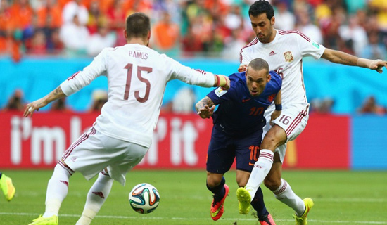 Wesley Sneijder de Holanda contra Sergio Busquets de España