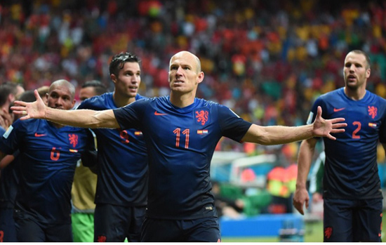 Arjen Robben celebrando el quinto gol