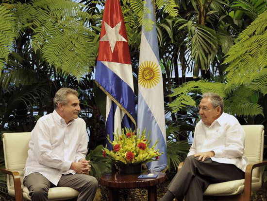 Raúl Castro recibe a Ministro de Defensa de Argentina