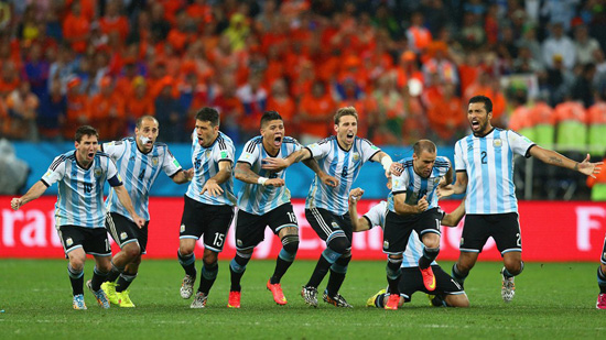 Argentinos celebrando su victoria frente a Holanda