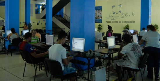 Jóvenes se dan cita en el Palacio Central de Computación
