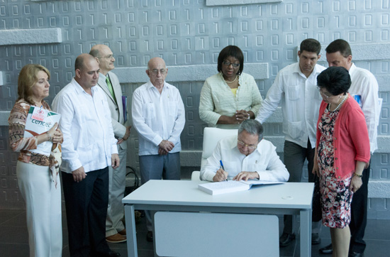 Inauguran centros científicos cubanos
