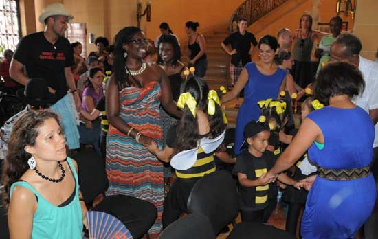 Los brigadistas de la Venceremos bailaron con los pequeños de La Colmenita