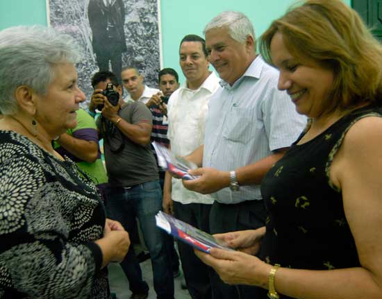 Gladys Bejerano entregó ejemplares de la revista Auditoría y Control a Ana María Mari Machado
