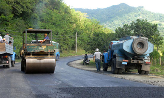 Carretera en reparación en Manicaragua, Villa Clara