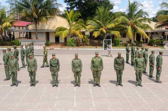 Jóvenes en clase de infantería