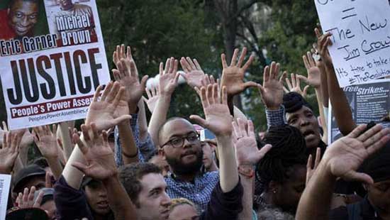Manifestantes contra la violencia policial