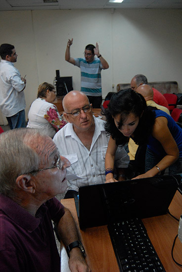 Grupo de periodistas debate con nuestros lectores