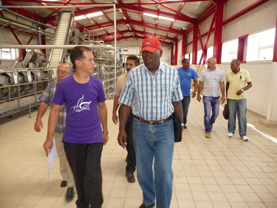 Salvador Valdés Mesa recorre fábrica en Ciego de Ávila