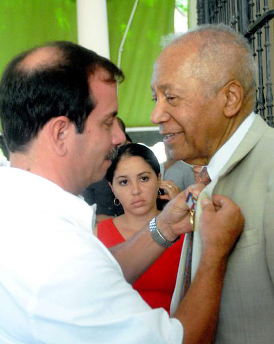 Fernando González impuso la distinción al profesor jamaicano Keith Ellis