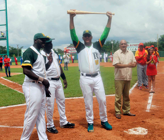 El Héroe de la República de Cuba y luchador antiterrorista Gerardo Hernández envió un bate que fue recibido por el lanzador pinareño Yosvani Torres.