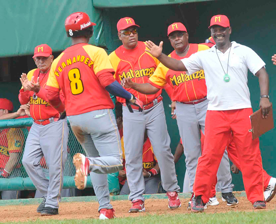 José Miguel Fernández anota para Matanzas ante Pinar del Río. Foto: Juan Moreno