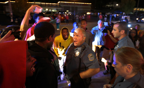 Policías y manifestantes de Ferguson