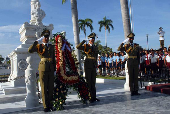 Ofrenda floral a nombre del pueblo de Cuba