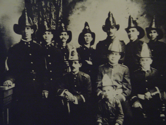 Grupo de bomberos de la etapa colonial