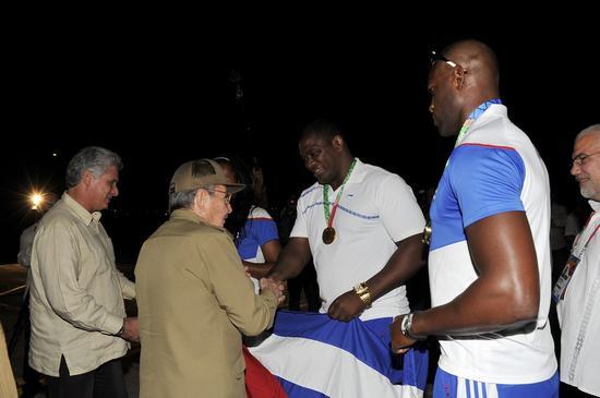 Recibe Raúl Castro a deportistas cubanos