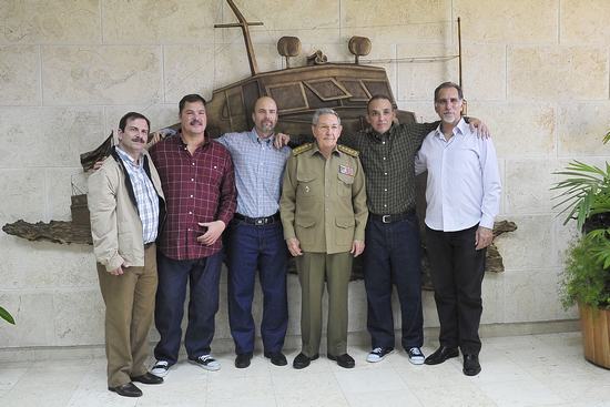 Raúl junto a los Cinco Héroes de nuestra Patria