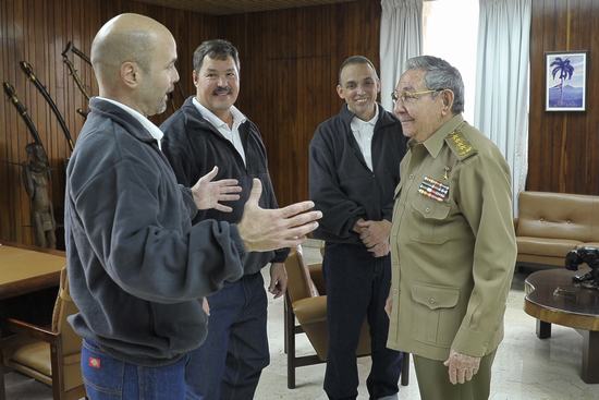 Recibe Raúl a los Héroes de la patria