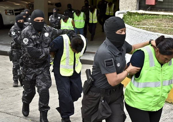 Policías detenidos en Iguala