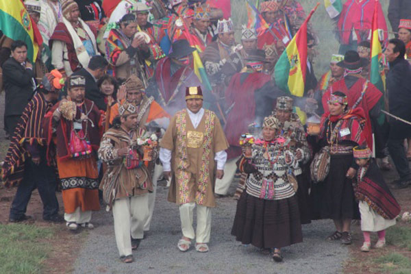 Presidente indígena Evo Morales recibie bastón de mando