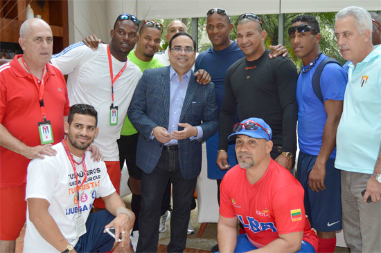 Gilberto Santa Rosa junto a delegación cubana