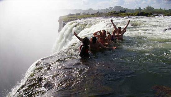 Jóvenes en la piscina del Diablo