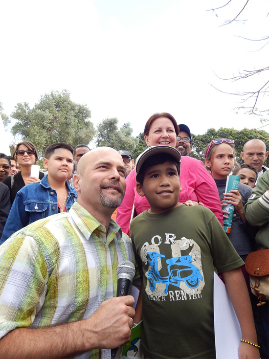 Gerardo junto a niños