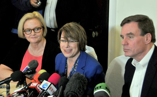 Claire McCaskill, Amy Klobuchar y Mark Warner 