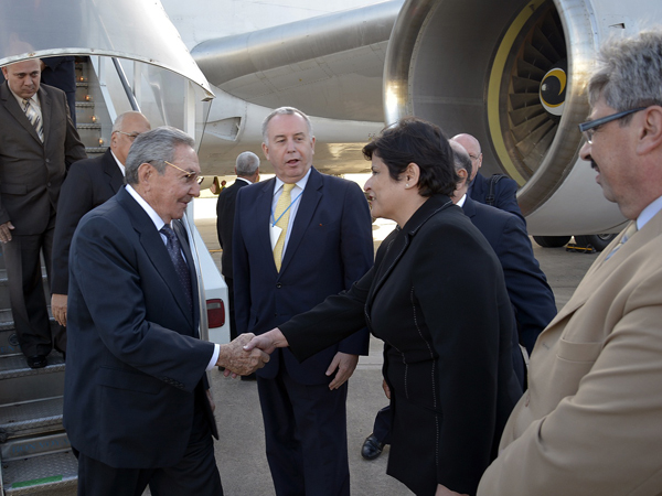 Presidente cubano llega a Uruguay