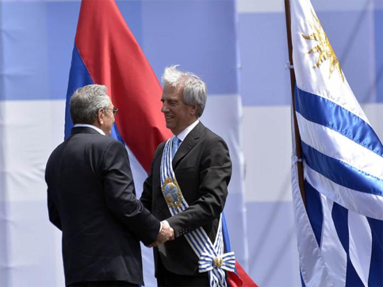 Raúl asiste a toma de posesión de Tabaré Vázquez