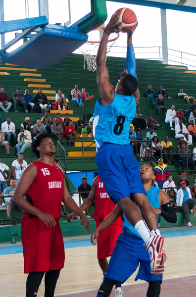 Capitalinos y santiagueros en Liga Superior de Basque