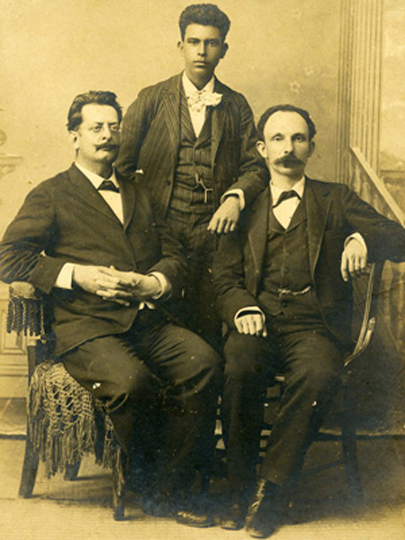 Panchito Gómez Toro (al centro), junto a José Martí y Fermín Valdés Domínguez
