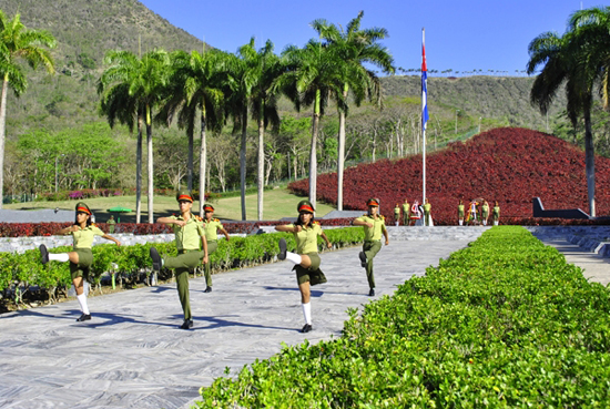 Homenajes en el Mausoleo a los Héroes y Mártires del II Frente