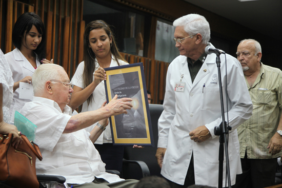 Armando Hart Dávalos entregó el reconocimiento al Doctor en Ciencias Manuel Cepero Nogueiras