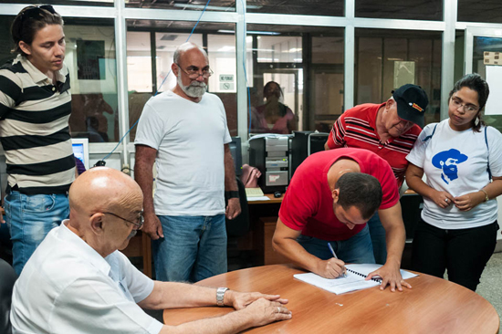 En la Redacción de Juventud Rebelde el colectivo del diario firma en solidaridad con Venezuela