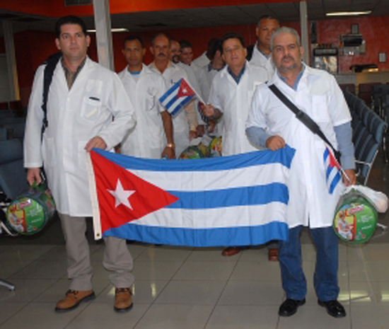 Colaboradores cubanos de la salud viajan a Chile