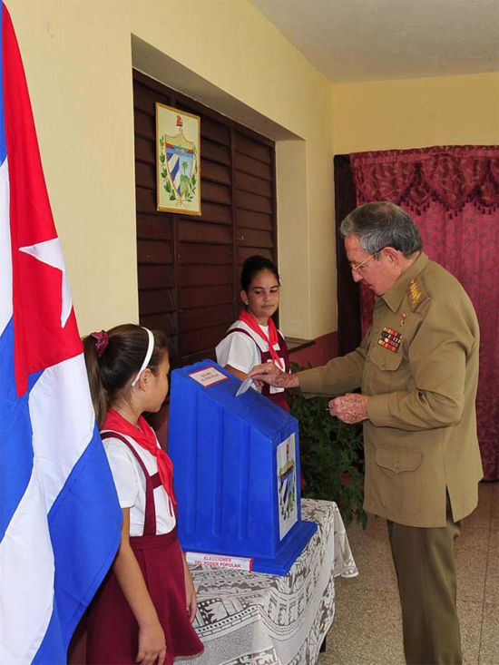 Raúl Castro vota en elecciones parciales