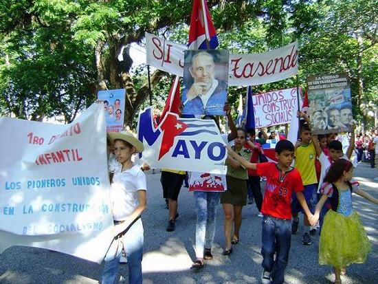 Desfile pioneril por el primero de Mayo